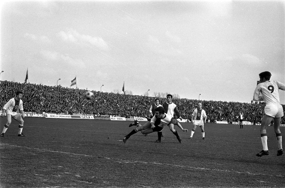 MVV tegen Feyenoord 1-1. Van Hanegem scoort met kopbal, Bestanddeelnr 923-3727