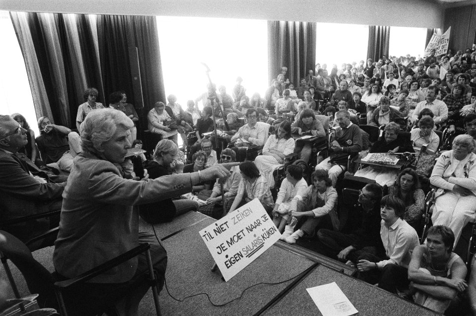 Mw. Gardeniers in discussie met de demonstrerende invaliden in de zaal, Bestanddeelnr 932-3266