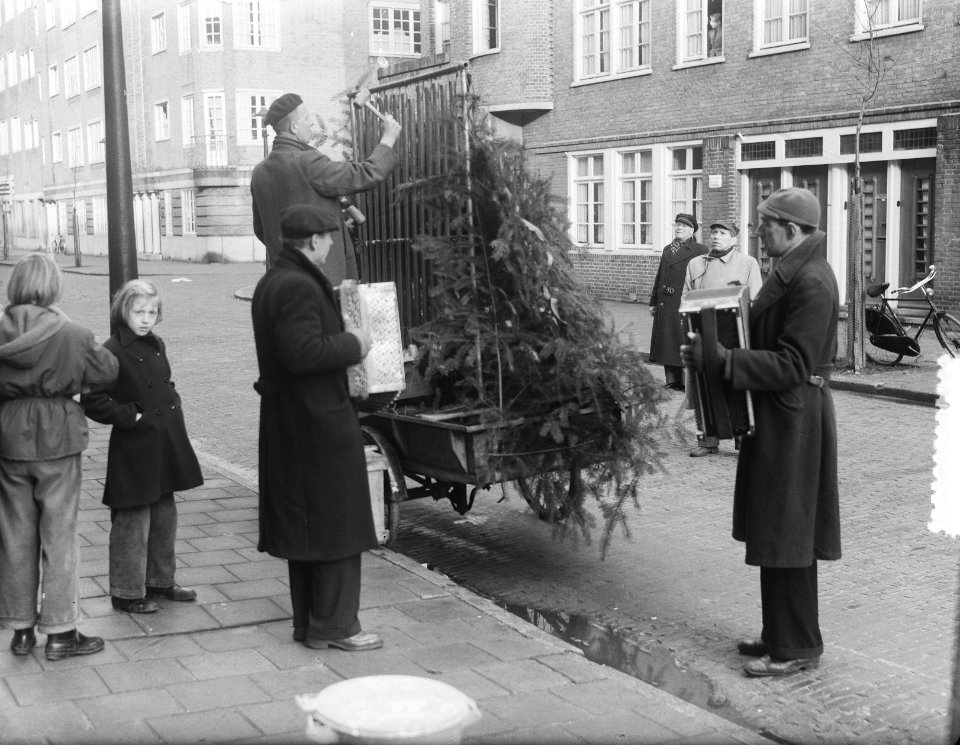 Muzikanten in kerststemming Amsterdam, Bestanddeelnr 905-4517