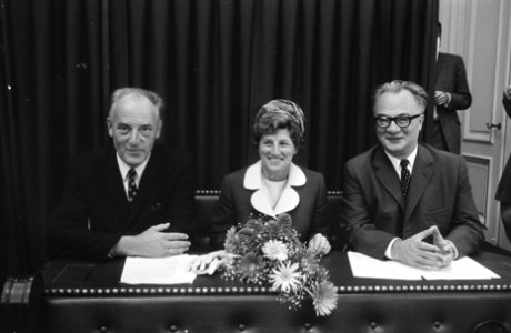 Mw. Van Veenendaal komt voor DS'70 in de Tweede Kamer Groep-Goedhart v.l.n.r. …, Bestanddeelnr 923-7065