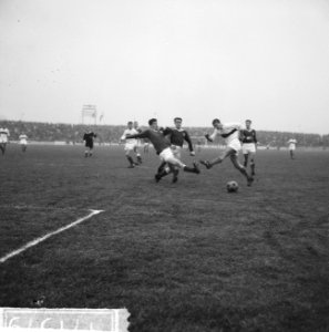 MVV tegen DWS 2-0, Van Lier (DWS) struikelt op MVV defensie, Bestanddeelnr 917-1579