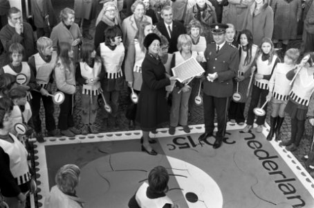 Mw Samkalden start kinderpostzegelactie op Dam, A'dam, verkocht serie aan hoofdi, Bestanddeelnr 925-1196