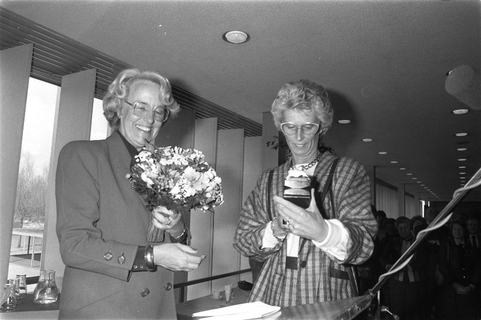 Mw Lubbers overhandigt Zilveren Knip aan Hannie van der Horst, oud-hoofdredactri, Bestanddeelnr 933-6156