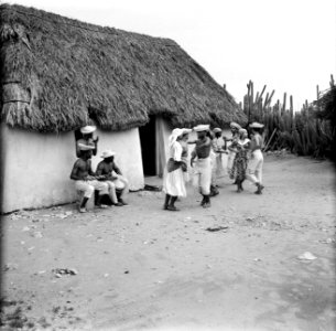 Muzikanten en dansers in Barber op Curaçao. Rechts toeschouwers, Bestanddeelnr 252-3478