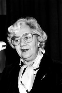 Mw Polak (burgemeesterPolak) opent tent over Amsterdam in V&D in Den Haag mw S, Bestanddeelnr 930-6815
