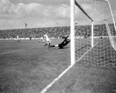 MVV-Ajax, Korver stompt schot van Keizer weg, Bestanddeelnr 918-1190