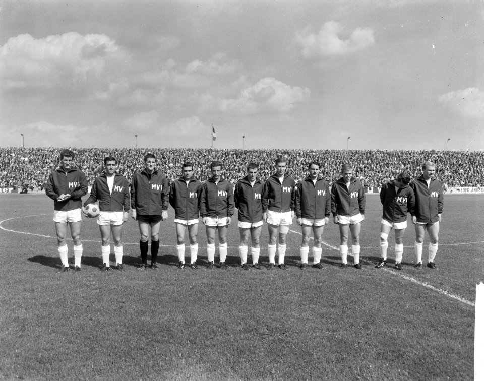 MVV-Ajax, Elftal MVV, v.l.n.r. Giel Haenen , Michiel Tal , Frans Korve , Heini B, Bestanddeelnr 918-1195