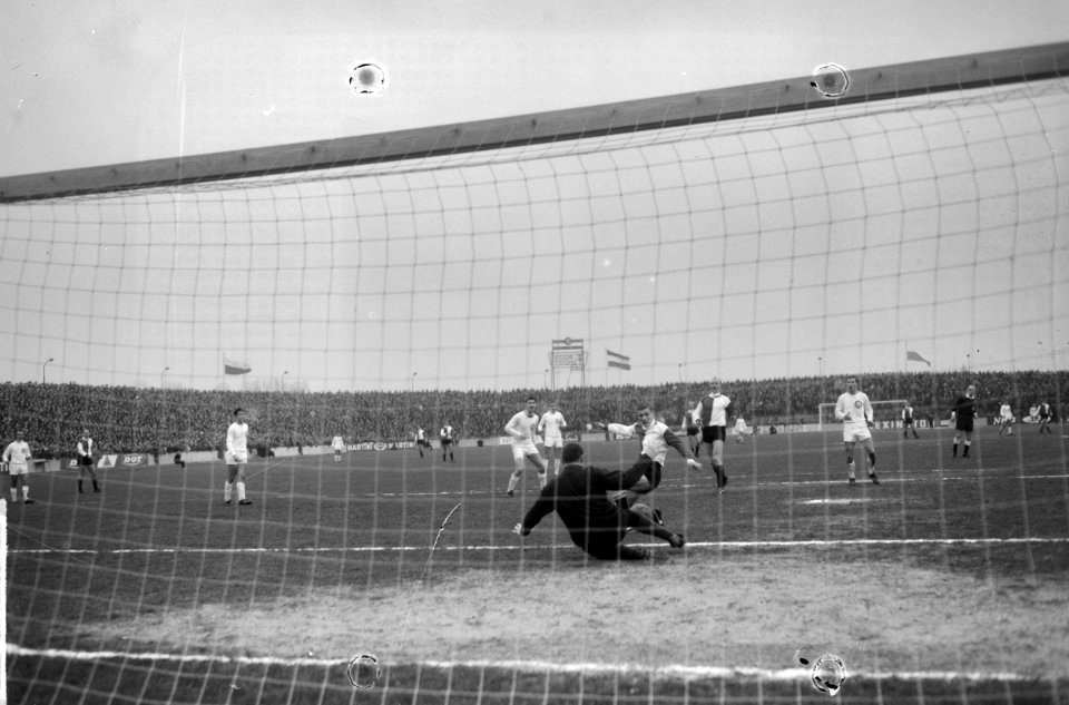 MVV tegen Feyenoord 1-2, Venneker (Feyenoord) brengt MVV keeper Korver in gevaar, Bestanddeelnr 917-4577