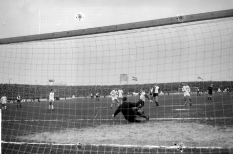 MVV tegen Feyenoord 1-2, Venneker (Feyenoord) brengt MVV keeper Korver in gevaar, Bestanddeelnr 917-4577