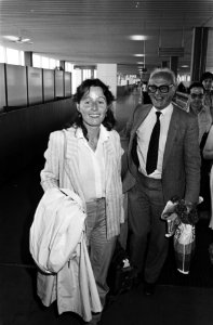 Mw. Ina Brouwer (l) en dhr Jaap Wolff, Bestanddeelnr 932-6807