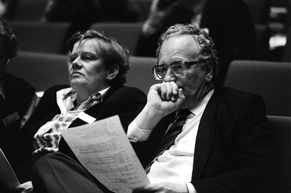 Mw. Ien Dales (l) en Jos van Kemenade (r), Bestanddeelnr 932-5677