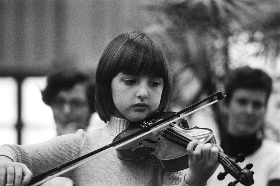 Muziekbeurs 1976 in Jaarbeurs Utrecht zeer kleine kinderen spelen viool volgens, Bestanddeelnr 928-3854
