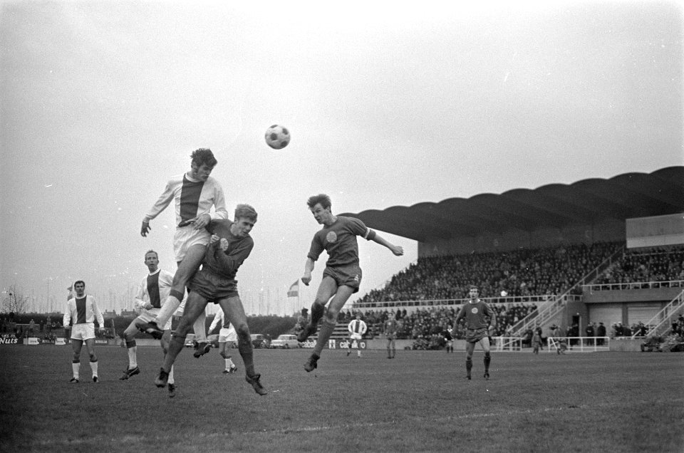 MVV-Ajax 2-2 Hulshof (links) in duel met Pleumekers, rechts Quadakers, Bestanddeelnr 921-8829