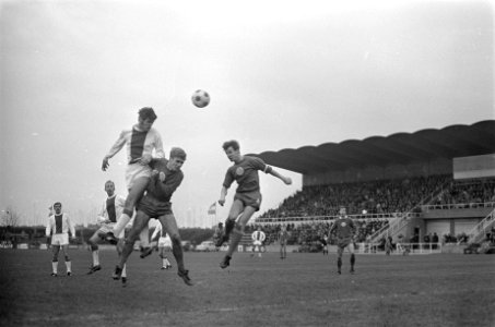 MVV-Ajax 2-2 Hulshof (links) in duel met Pleumekers, rechts Quadakers, Bestanddeelnr 921-8829