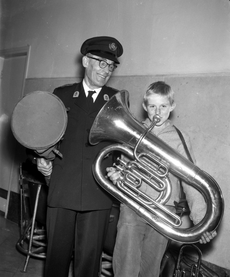 Muziekconcours in Krasnapolski. Jongetje met tuba, Bestanddeelnr 913-0547