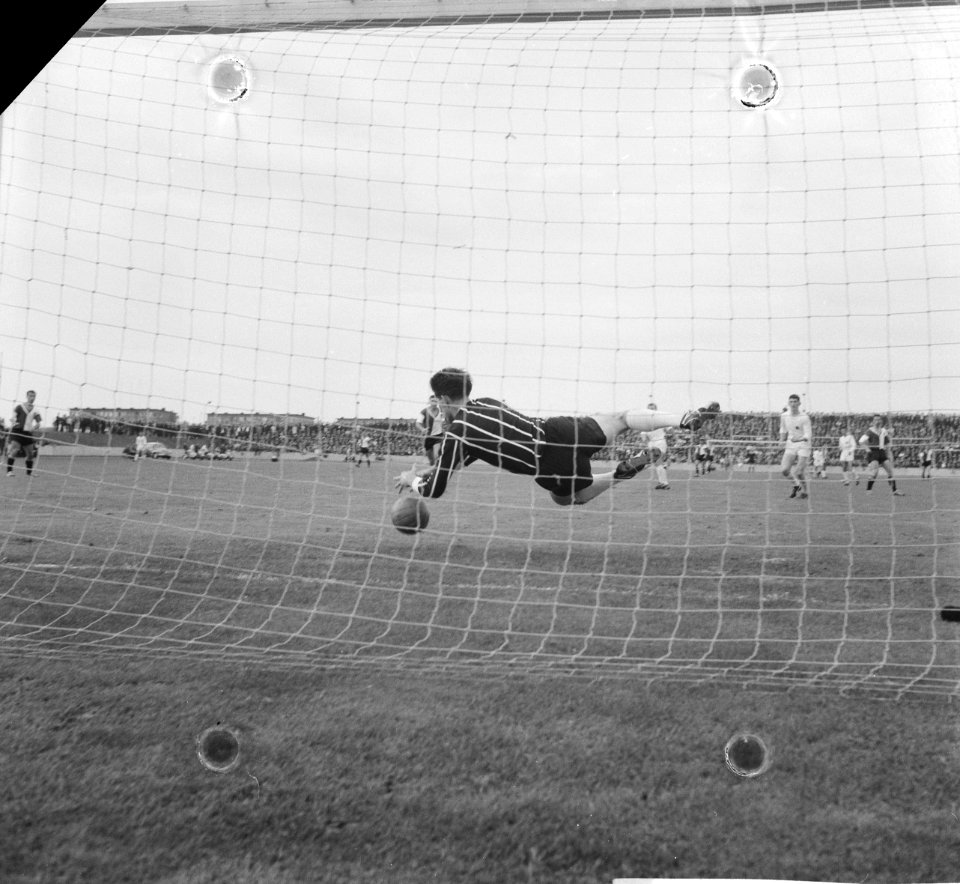 MVV tegen Feyenoord 0-0. Frans Körver (doelman MVV) stopt een bal, Bestanddeelnr 912-9962