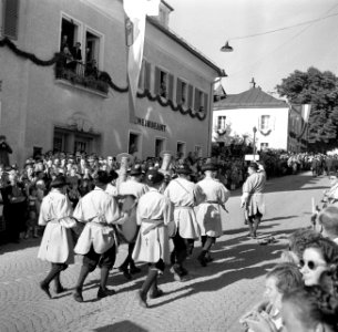 Muziekkorps in klederdracht in de optocht bij de oogstfeesten, Bestanddeelnr 254-1888