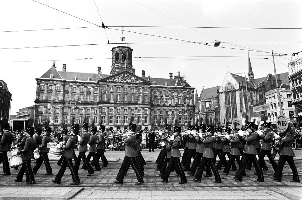 Muziekkorps tijdens de Damparade, Bestanddeelnr 930-2056