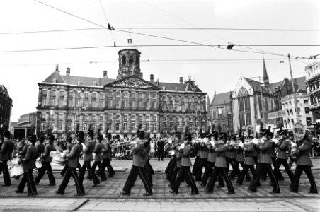 Muziekkorps tijdens de Damparade, Bestanddeelnr 930-2056