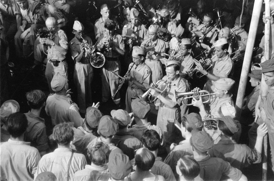 Muziekkorps KNIL speelt aan de kade van Tandjong Priok, Bestanddeelnr 71-1-4