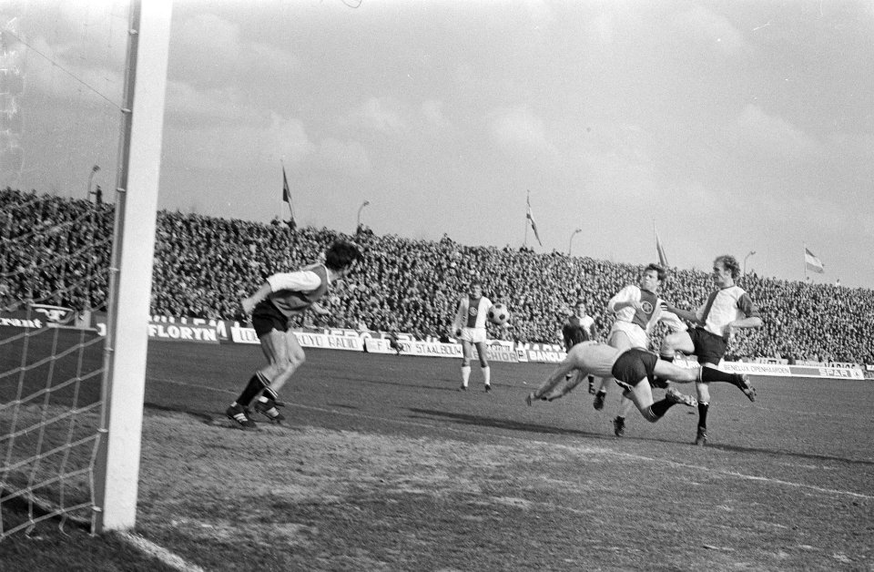 MVV tegen Feyenoord 1-1. Sprong van Geels, links keeper Korver (MVV), Bestanddeelnr 934-6551