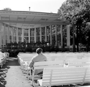 Muziekpaviljoen met muzieklessenaars en stoelen voor luisteraars in het Kurpark , Bestanddeelnr 254-1878