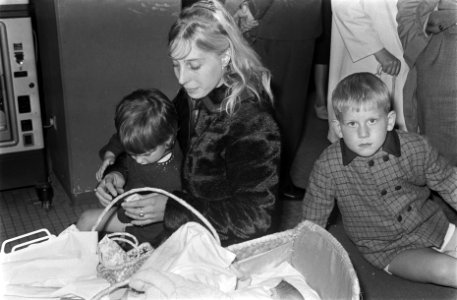 Mw Holsheimer met kinderen De naam van de baby is Heintje, Bestanddeelnr 921-7080