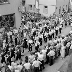 Muziekgroep in klederdracht, Bestanddeelnr 254-3871