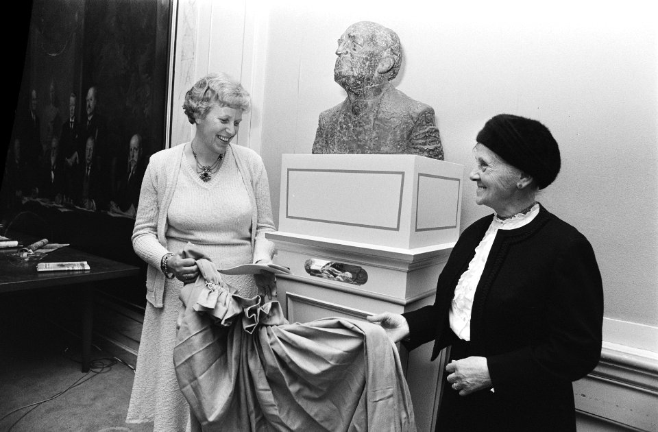 Mw. Kraaijeveld (l) en mevrouw Knibbe (kleindochter van Abraham Kuijper) onthull, Bestanddeelnr 930-1972