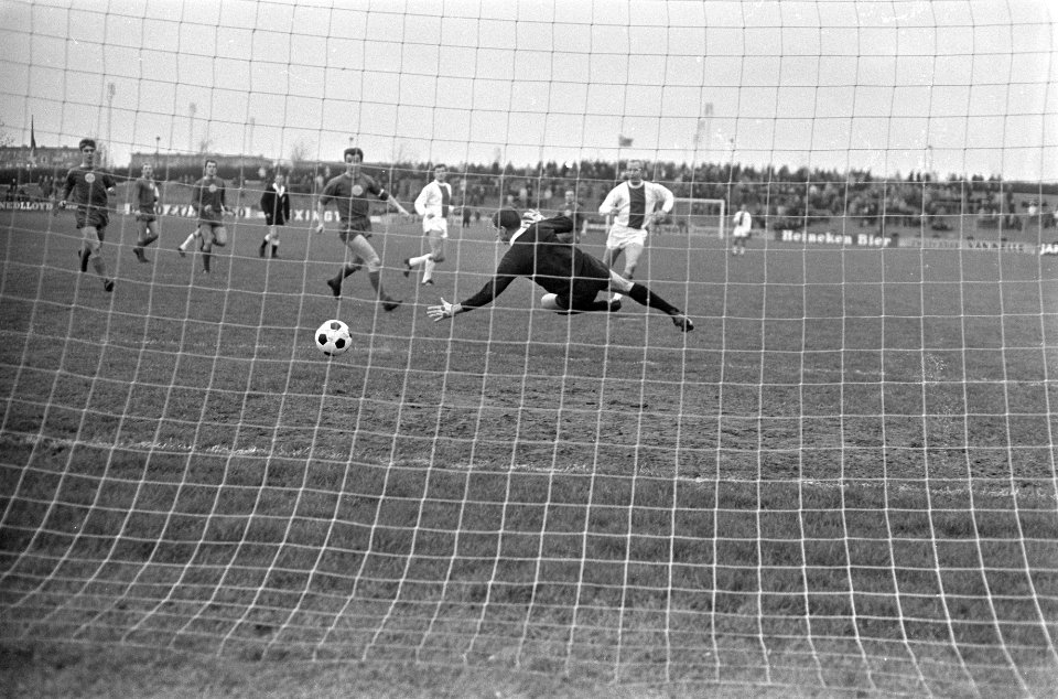 MVV-Ajax 2-2 Groot (rechts) scoort 1-0, doelman Korver is verslagen, Bestanddeelnr 921-8830