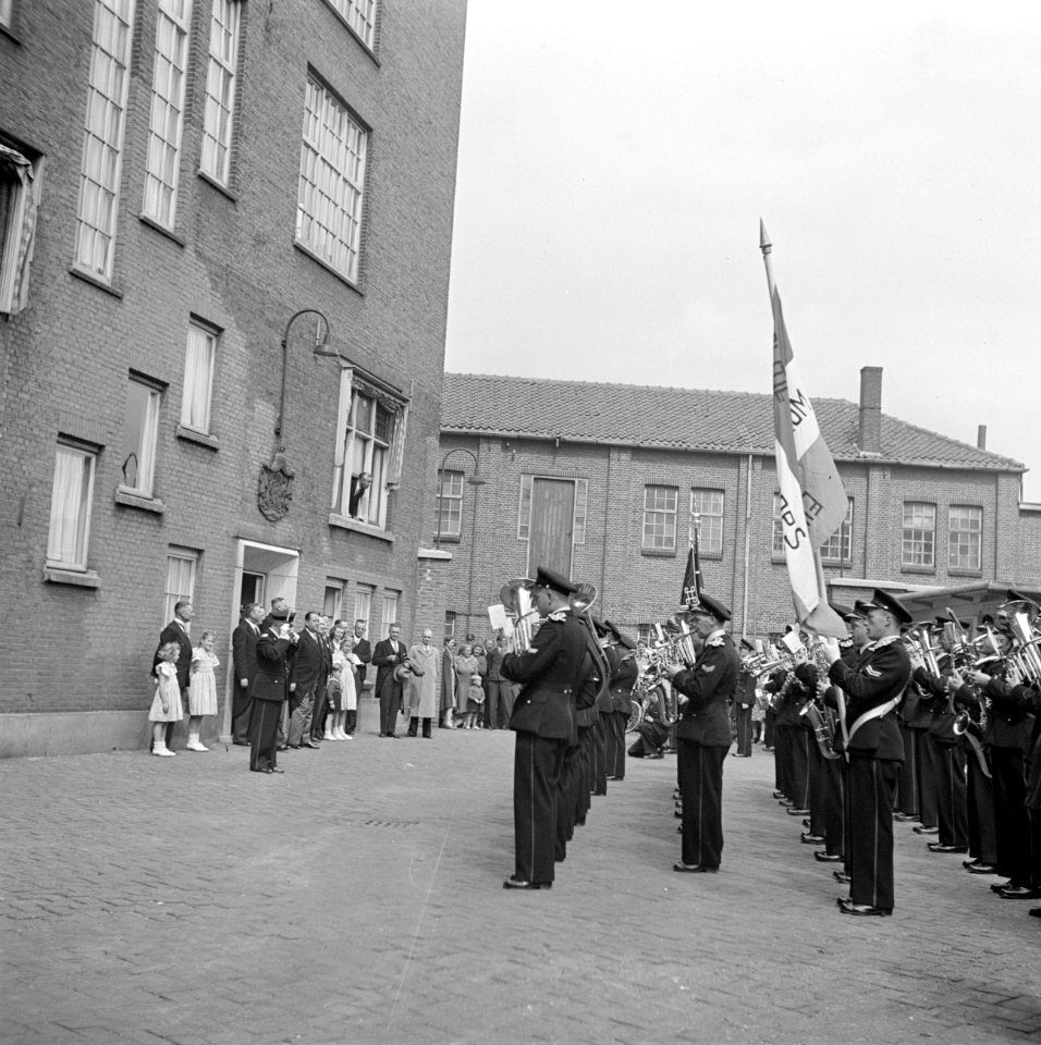 Muziekkorps speelt voor groep mensen en kinderen, waaronder fabrieksdirecteur Ja, Bestanddeelnr 255-8438