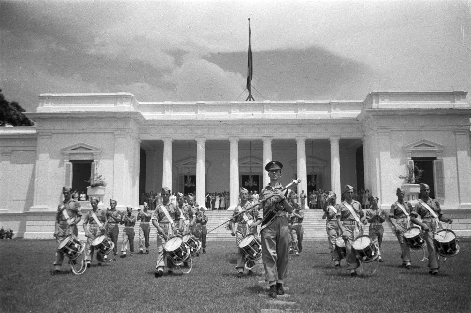 Muziekkorps Pijpers 7 December Divisie voor het paleis van de luitenant-gouverne, Bestanddeelnr 100-2-6