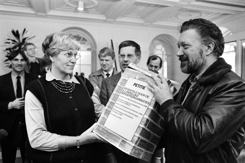 Mw. Kraaijeveld-Wouters (l) neemt de petitie en de handtekeningen in ontvangst, Bestanddeelnr 932-5595