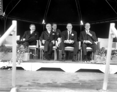 Muziekconcours te Kerkrade, op erepodium, v.l.n.r. Mr. Ch.M.J.A. van Rooy , drs., Bestanddeelnr 919-3610