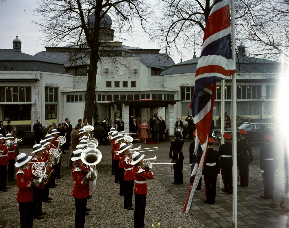 Muziekkorpsen, vlaggen, koninginnen, prinsen, Elisabeth, Philip, Bestanddeelnr 254-7275