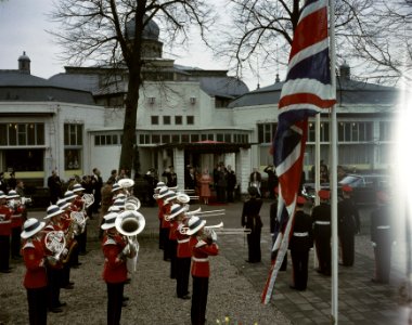 Muziekkorpsen, vlaggen, koninginnen, prinsen, Elisabeth, Philip, Bestanddeelnr 254-7275