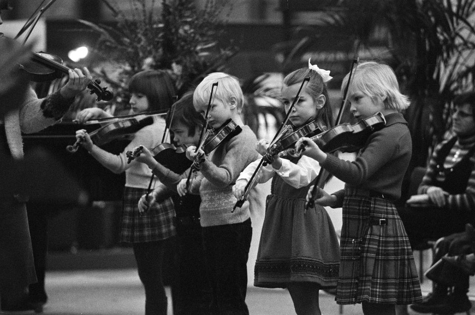 Muziekbeurs 1976 in Jaarbeurs Utrecht zeer kleine kinderen spelen viool volgens, Bestanddeelnr 928-3852