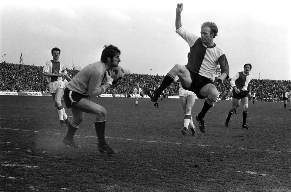 MVV tegen Feyenoord 1-1. Sprong van Geels, links keeper Korver (MVV), Bestanddeelnr 923-3728