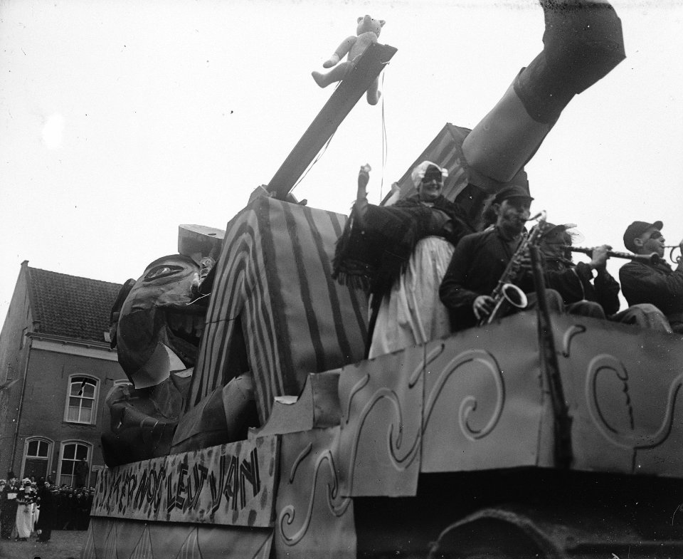 Muziekkorps in carvavalsoptocht Bergen op Zoom, Bestanddeelnr 902-5805