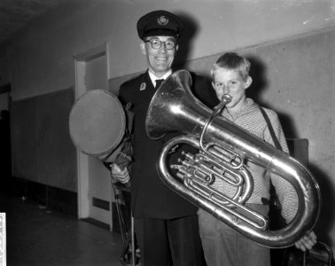 Muziekconcours in Krasnapolski. Jongetje met tuba, Bestanddeelnr 913-0546