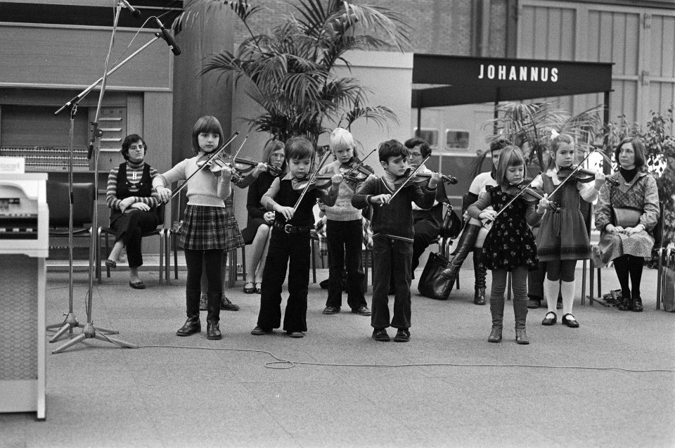 Muziekbeurs 1976 in Jaarbeurs Utrecht zeer kleine kinderen spelen viool volgens, Bestanddeelnr 928-3853