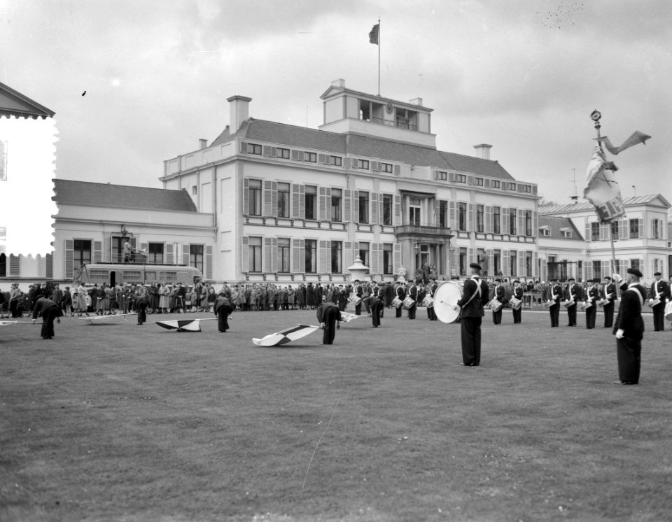 Muziekkorps met vendelzwaaiers op het gazon voor paleis Soestdijk, Bestanddeelnr 907-7268