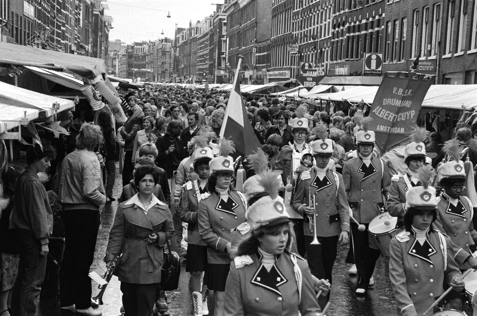 Muziekkorps in de mensenmenigte, Bestanddeelnr 931-0170