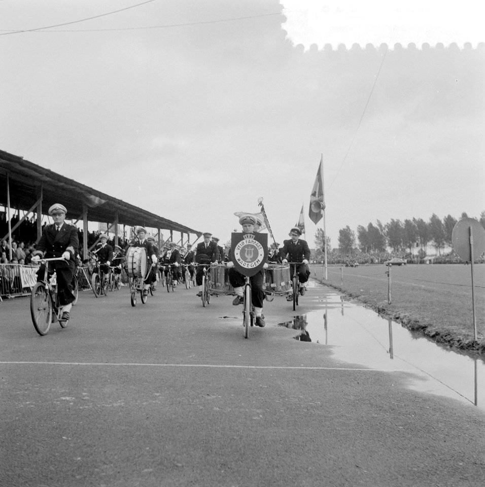 Muziekkorps op de fiets zorgt voor muzikaal vermaak, Bestanddeelnr 908-8779