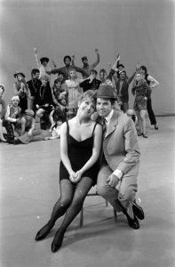 Musical Sweet Charity Jasperina de Jong en Jacco van Renesse met op achtergron, Bestanddeelnr 921-8944