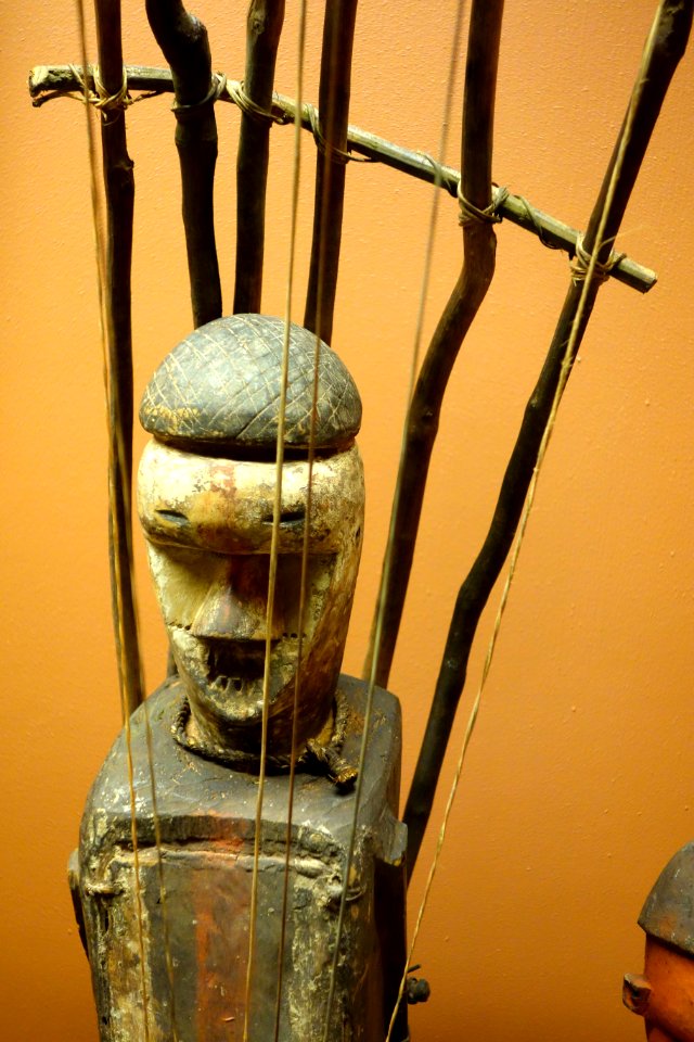 Musical instrument with anthropoid sound box, view 2 - Salampasu - Royal Museum for Central Africa - DSC06259
