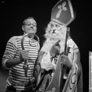 Music Hall 30 november aanstaande. Rijk de Gooyer en Rudi Carrell (als Sinterkla, Bestanddeelnr 914-5131