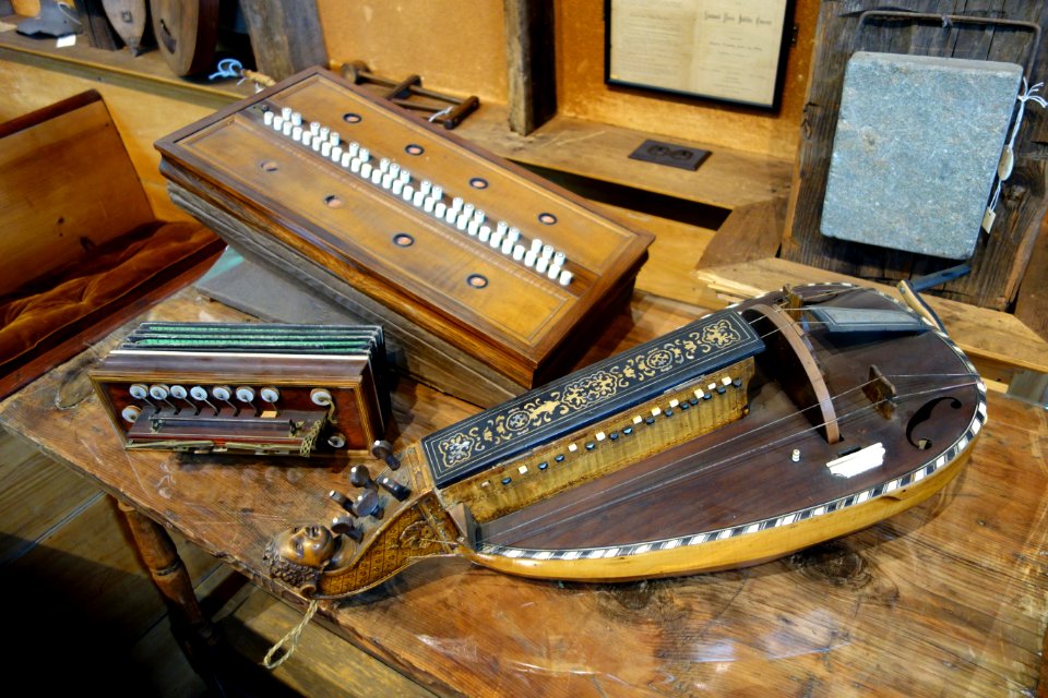 Musical instruments - Joseph Allen Skinner Museum - DSC07783