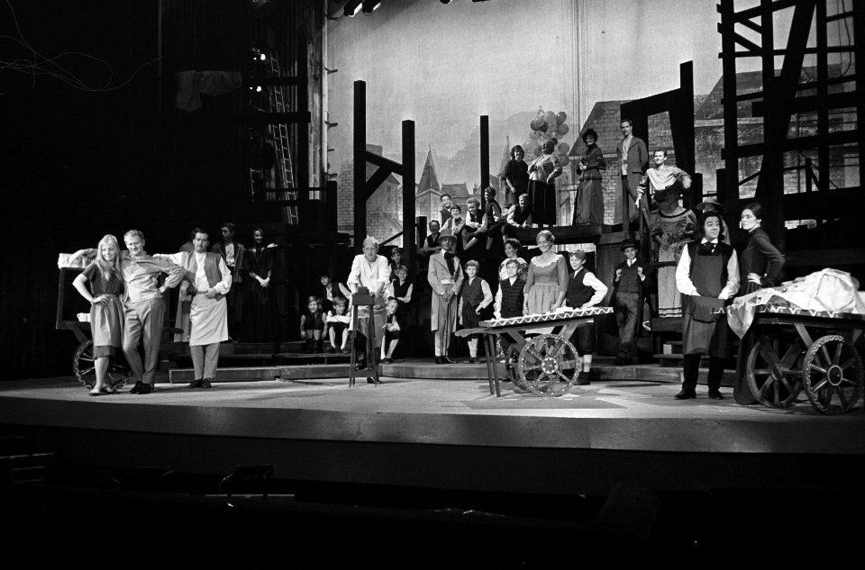 Musical Oliver . Overzicht gehele groep, Bestanddeelnr 915-5836