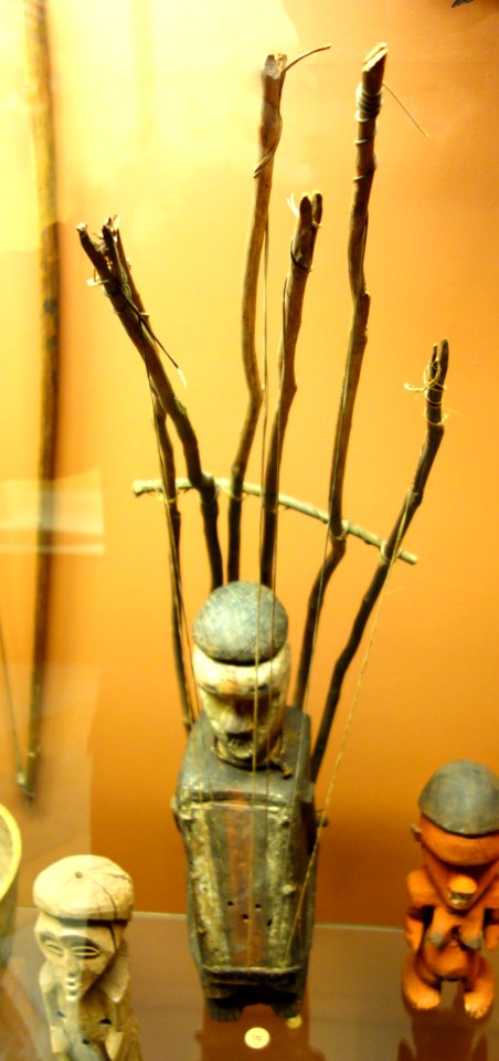 Musical instrument with anthropoid sound box, view 1 - Salampasu - Royal Museum for Central Africa - DSC06255